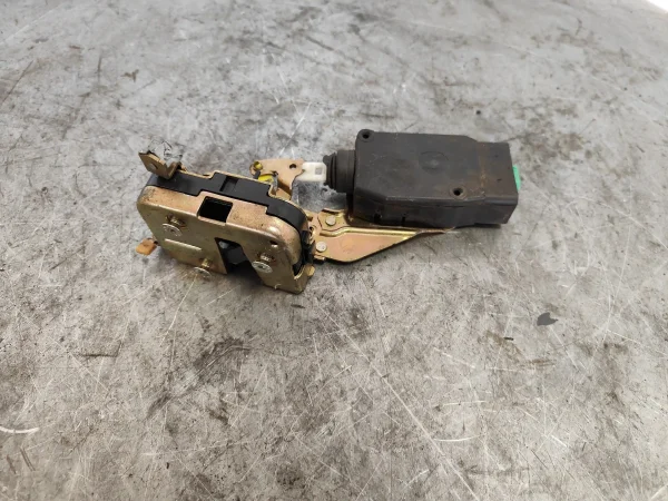 Cerradura puerta trasera derecha volvo v40 familiar - Imagen 4