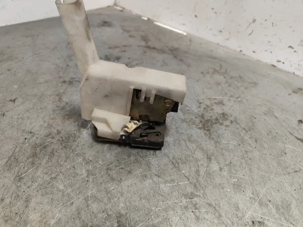 Cerradura puerta trasera derecha renault megane i scenic (ja0)