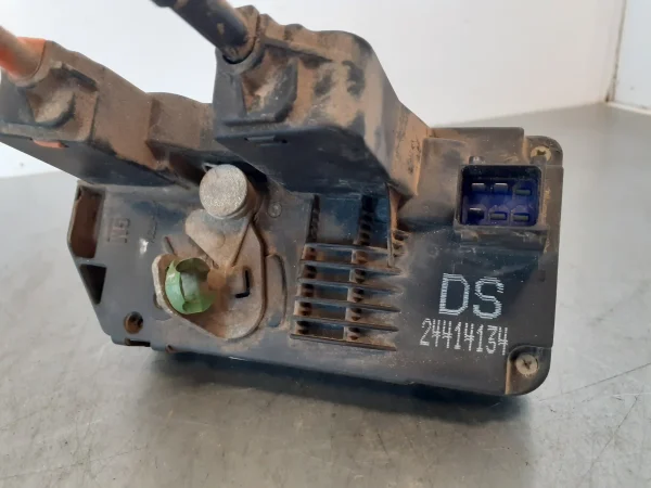 Cerradura puerta trasera izquierda opel zafira a 24414134 - Imagen 5