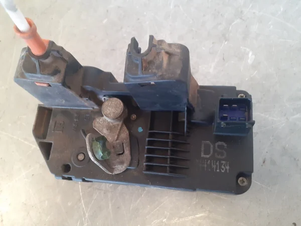 Cerradura puerta trasera izquierda opel zafira a 24414134 - Imagen 2