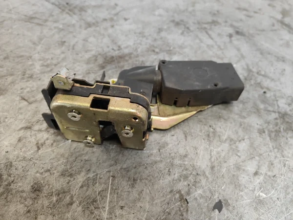 Cerradura puerta delantera derecha volvo v40 familiar - Imagen 4