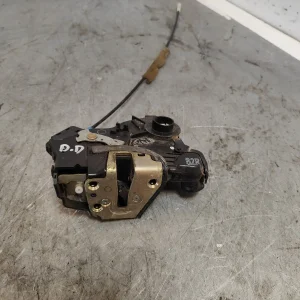 Cerradura puerta delantera derecha