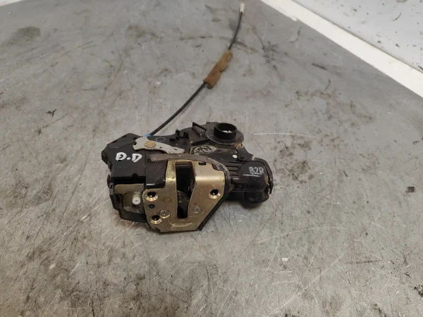 Cerradura puerta delantera derecha