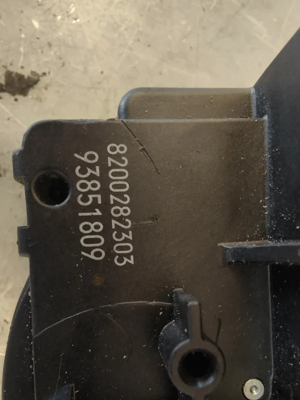 Cerradura puerta trasera izquierda renault trafic ii furgón 8200282303 - Imagen 3