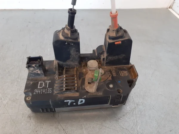 Cerradura puerta trasera derecha opel zafira a 24414135 - Imagen 2