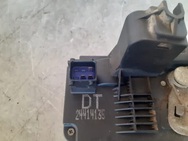 Cerradura puerta trasera derecha opel zafira a 24414135 - Imagen 2