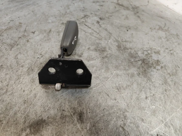 Enganche cinturon trasero izquierdo volvo v40 familiar - Imagen 2