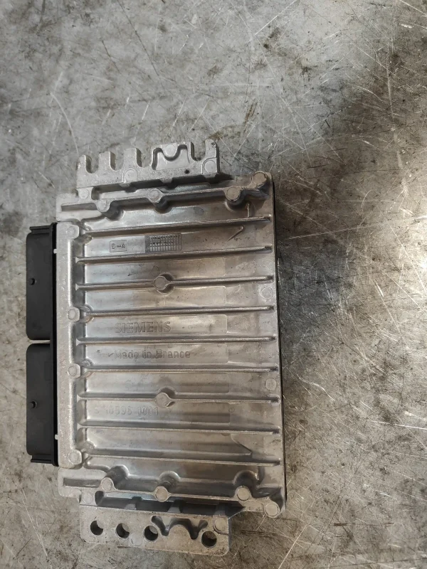 Centralita motor uce volvo v40 familiar 30644188 - Imagen 2