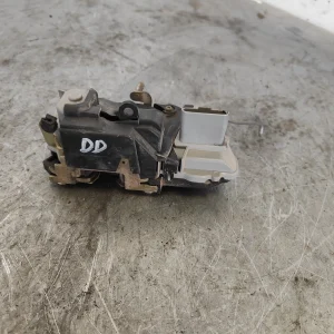 Cerradura puerta delantera derecha