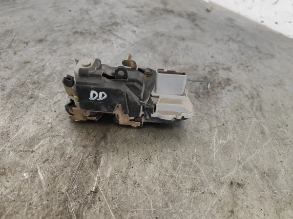 Cerradura puerta delantera derecha