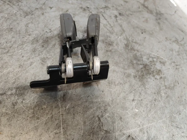 Enganche cinturon trasero derecho volvo v40 familiar - Imagen 2