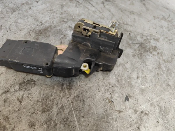 Cerradura puerta delantera derecha volvo v40 familiar - Imagen 3