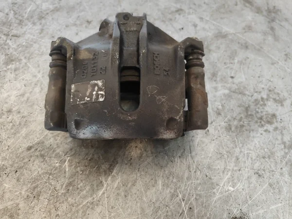 Pinza de freno delantera derecha