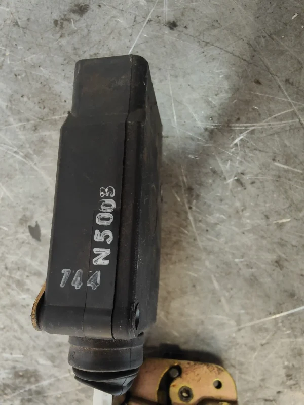 Cerradura puerta trasera derecha volvo v40 familiar - Imagen 3