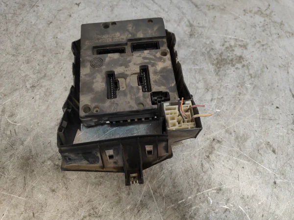 Caja reles / fusibles renault megane i scenic (ja0) 7702397929